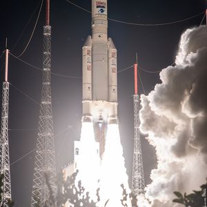 Die Forschenden vergleichen ihren 3D-gedruckten Prototyp direkt mit konventionell gefrästen und verschweißten Versionen, um Funktionalität, Effizienz-, Kosten- und Taktzeitvorteile für die nächste Generation von Ariane-Triebwerken zu belegen.(Bild:  ESA/CNES/Arianespace)