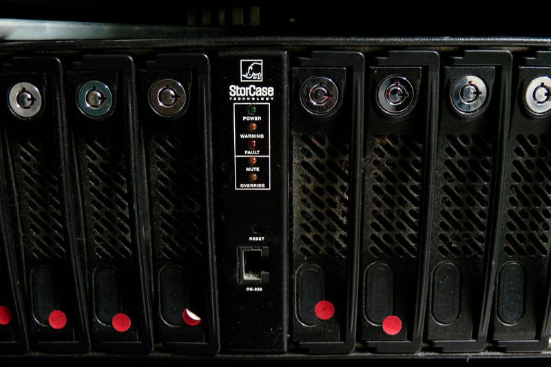 7. Und täglich grüßt das Murmeltier (Polen): Die polnischen Datenrettungsexperten von Kroll Ontrack hatten dieses Jahr ein großes Déjà vu. Denn ein RAID-Server mit 22 Laufwerken, der bereits früher wiederhergestellt worden war, wurde erneut mit einem Datenverlust ins Labor geliefert. Grund für den wiederholten Datenverlust: Der Kunde hatte die vermeintlich funktionierenden Laufwerke nach der ersten Wiederherstellung einfach weiter benutzt. So kam eins zum anderen: Kein Backup (schon wieder), der Server brach zusammen (schon wieder) und die Laufwerke wurden an Kroll Ontrack geschickt (schon wieder). Und die Moral von der Geschicht‘: Benutz‘ ein eventuell defektes System nicht. (Bild: Kroll Ontrack)