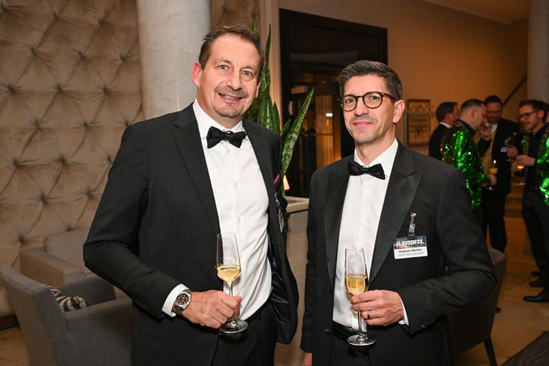 (l.) Stephan Peters (Qualcomm) mit Raphael Bächle (Telemaxx) (Bild: Hannes Magerstädt)