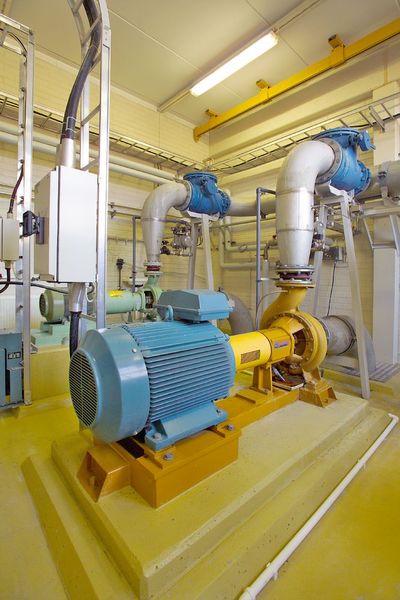 Vor allem mit drehzahlgeregelten Antrieben, die im Teillastbereich betrieben werden – Pumpenanwendungen sind ein gutes Beispiel – lassen sich schnell hohe Energieeinsparungen erreichen. (Bild: ABB)