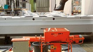 Bild 1: Verfüllen eines Maschinenbettes. (Durcrete GmbH)