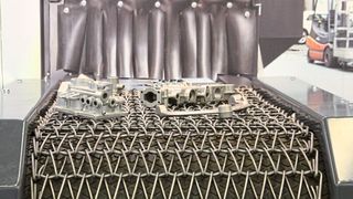 Damit eine spätere Beschichtung gelingt, müssen die Werkstücke gut vorbehandelt werden, zum Beispiel durch Strahlen. (Itasse)