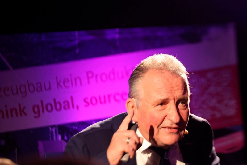 Als Keynote Speaker und Führungskräftecoach in der freien Wirtschaft zeigt Lutz Wagner, wie man auch unter Druck schnell und sicher zu validen Entscheidungen komm (Bild: Maschinenmarkt/rw)