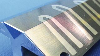 Siegelwerkzeug mit Dünnschichttemperatursensoren ermöglicht eine Inline-Qualitätssicherung beim Wärmekontaktfügen. (Fraunhofer IWM)