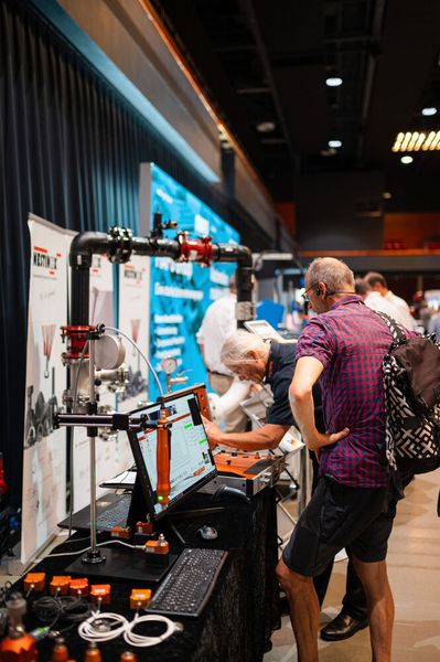 Zahlreiche praktische Vorführungen verdeutlichen die Innovationskraft der Schraubtechnik. (Bild: Donna und der Blitz)