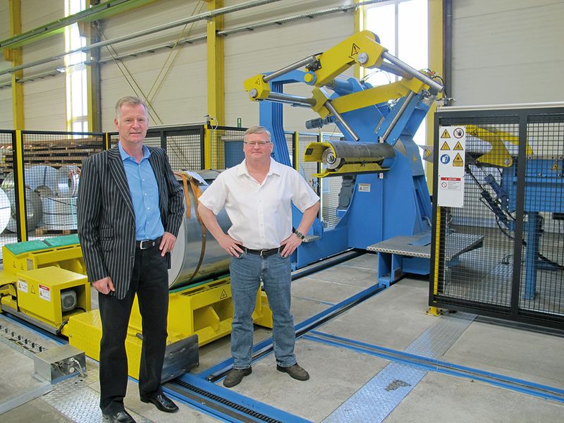 Geschäftsführer Holger Schadwinkel und Produktionsleiter Rainer Roth konnten mit der Maschine das Produktspektrum erweitern. (Bild: Schuler)