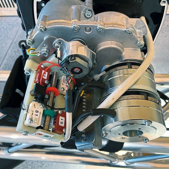 Die hier eingesetzten GIS-Elektrokettenzüge LP500 D8Plus besitzen Getriebeendschalter mit zwei zusätzlichen Not-Aus-Kontakten. Die Wegmessung erfolgt am Kettenrad und die beiden unabhängigen DC-Federdruckbremsen sitzen auf der selben Welle (von links). Die hier eingesetzten GIS-Elektrokettenzüge LP500 D8Plus besitzen Getriebeendschalter mit zwei zusätzlichen Not-Aus-Kontakten. Die Wegmessung erfolgt am Kettenrad und die beiden unabhängigen DC-Federdruckbremsen sitzen auf der selben Welle (von links).