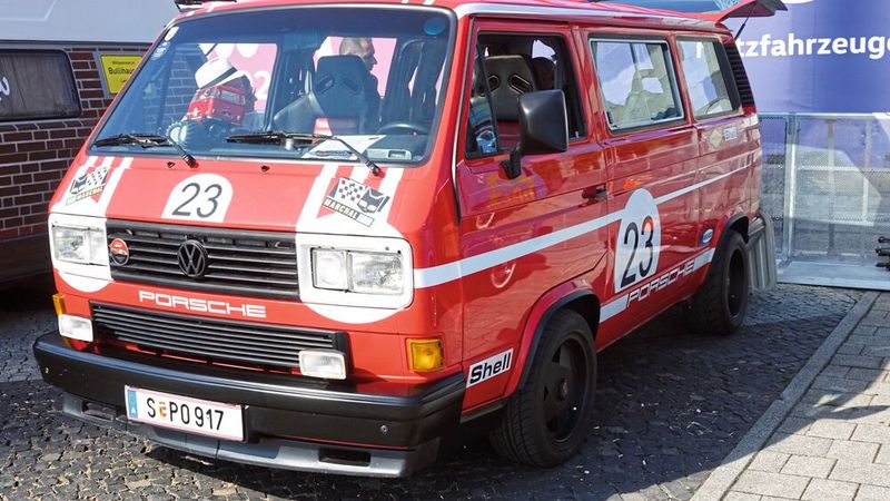 Dieser im Porsche-Salzburg-Look gehaltene T3 war ebenfalls ein Award-Aspirant. Ihm hat sein Besitzer einen Schrick-Turbo verpasst. Ergebnis: 163 Boxer-PS und eine Höchstgeschwindigkeit von abgeregelten 197 km/h.  (Bild: Dominsky – VCG)