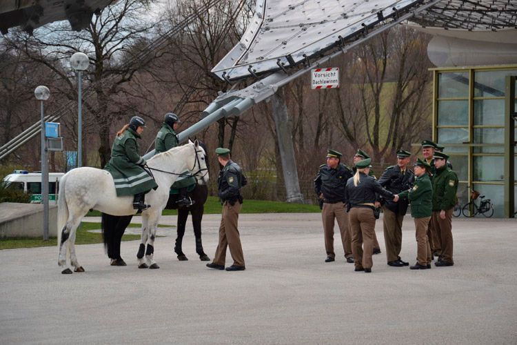 …unter großen Polizeiaufgebot hochrangige Gäste. (Foto: Michel)