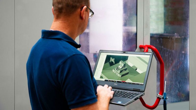 Die Software sorgt für die präzise Anpassung der Werkzeugbahnen.(Bild:  Toolcraft AG)