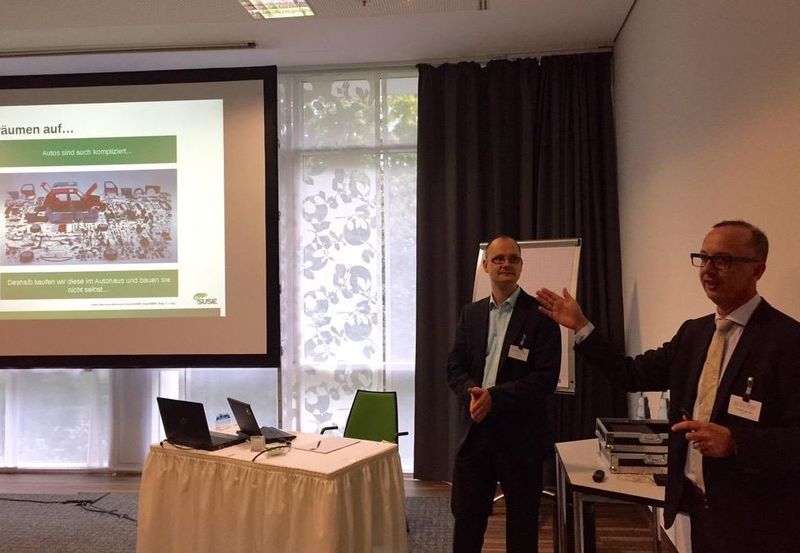 Was haben OpenStack und Autos gemeinsam? Thorsten Sonntag von SUSE (rechts im Bild) gibt Auskunft. (Bild: VIT)