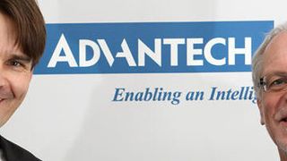 Oliver Utesch, Sales Director Advantech EmbCore Central Europe, und Klaus Lederer, Geschäftsführer der Aaronn Electronic, beschließen die Kooperation mit einem Handschlag. (Advantech)