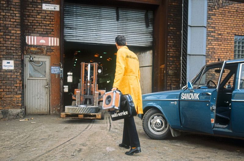 1971: Mit der steigenden Motorisierung werden die Werkzeughersteller mobil und kommen zu ihren Kunden ins Haus. Sandvik entwickelt als Erkennungssymbol den Servicetechniker mit dem gelben Mantel. (Sandvik)