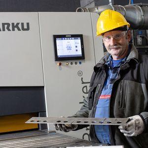 Die Arbeit mit der Entgratmaschine statt mit Winkelschleifern bedeutet für die Beschäftigten von Instytut Mechaniki eine deutliche Erleichterung.(Bild:  Arku)