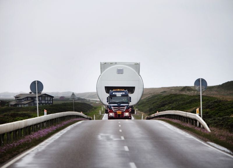Der erste Prototyp der Weltrekord-Windturbine auf dem Weg durch Dänemark, bei Aufbau und Tests (Siemens)