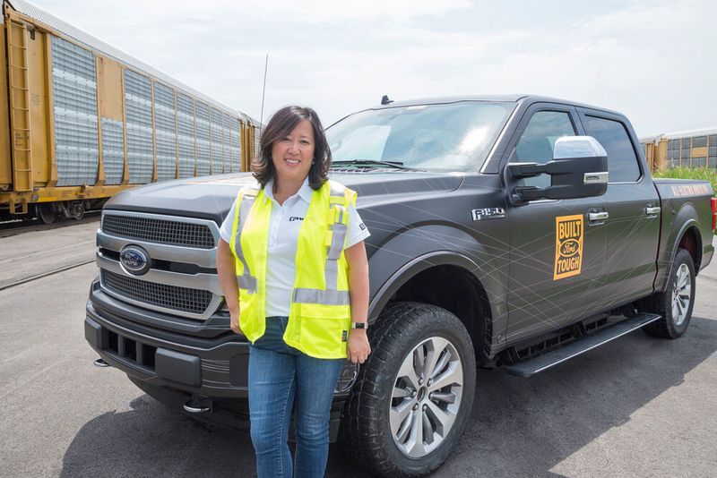 Linda Zhang, Chef-Ingenieurin des Ford F-150, schwärmt von der enormen Zugkraft des E-Antriebs. (Ford)