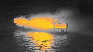 E-Auto-Batterie als Auslöser? Der verheerende Brand des Autofrachters "Fremantle Highway" in der Nordsee. (Bild: Coast Guard Netherlands / dpa)