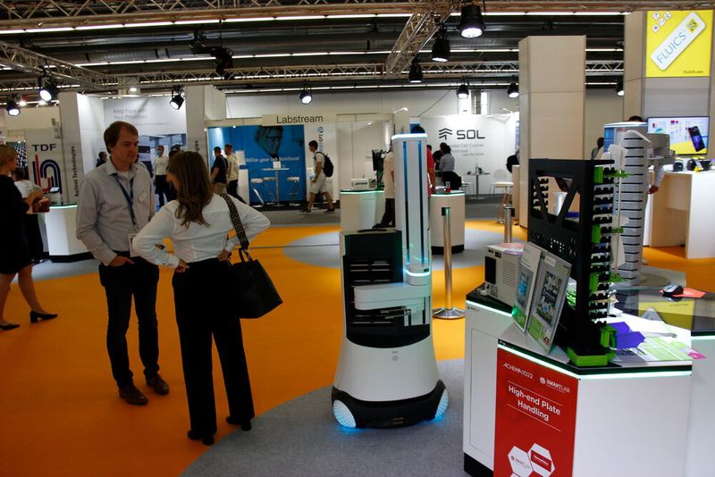 Darf beim Thema Digitalisierung im Labor keinesfalls fehlen: Der kollaborative Roboter (Cobot) Kevin vom Fraunhofer-Institut für Produktionstechnik und Automatisierung IPA. (Bild: LABORPRAXIS, C. Lüttmann)