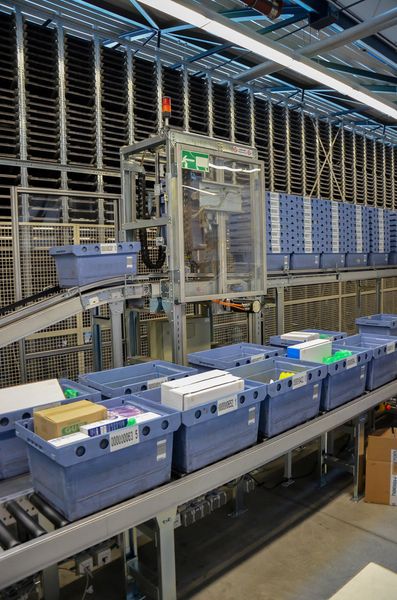 Die Behälterfördertechnik transferiert die Auftragswannen nach dem Durchlaufen der unterschiedlichen Kommissionierbereiche in den Packbereich. (Bild: TuP)