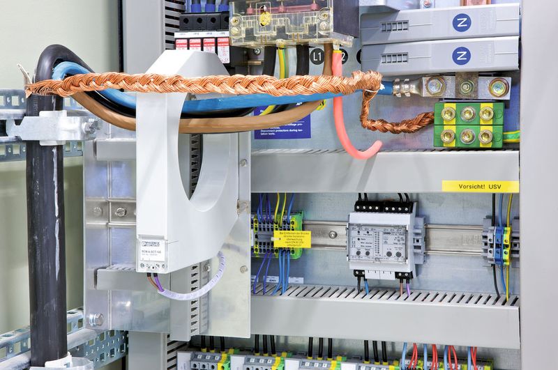 Bild 2: Zur Erfassung des Differenzstroms werden die aktiven Leiter durch den Stromwandler geführt.  (Bild: Phoenix Contact)