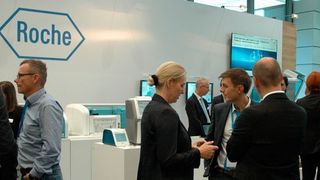 Auf dem 3. Deutschen Kongress der Laboratoriumsmedizin (DKLM) in Mannheim konnten sich Besucher am Stand von Roche Diagnostics u.a. einen Eindruck vom neuen hochautomatisierten Cobas t 511 Gerinnungsanalyzer verschaffen. (Ottleben / LABORPRAXIS)