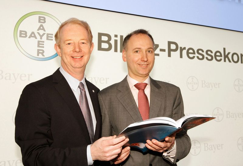 Dr. Marijn Dekkers, Vorsitzender des Vorstands der Bayer AG (links im Bild) und Finanzvorstand Werner Baumann stellten auf der Bilanz-Pressekonferenz am 28.02.2012 in Leverkusen den Geschäftsbericht des Jahres 2011 vor.  (Bild: Bayer)