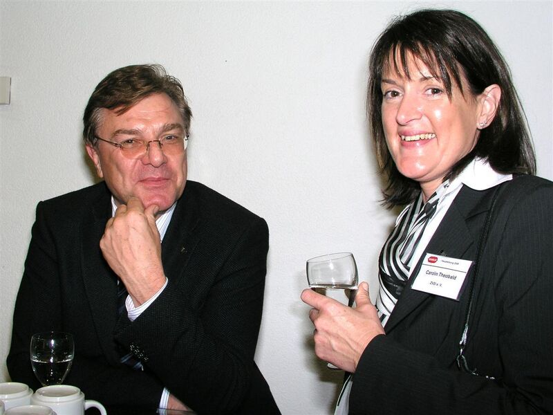Rolf Marten, Geschäftsführer von Yokogawa Deutschland und Carolin Theobald, Fachbereich Automation beim ZVEI. (Archiv: Vogel Business Media)