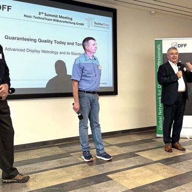 Dr. John Penczek, Präsident des ICDM, Dr. Udo Krüger, CEO von TechnoTeam, Dr. Armin Wedel, 1. Vorsitzender des DFF und Bereichsleiter am Fraunhofer-Institut für Angewandte Polymerforschung IAP (v. l. n. r.) eröffnen das 3. DFF-Summit. (Bild: DFF)