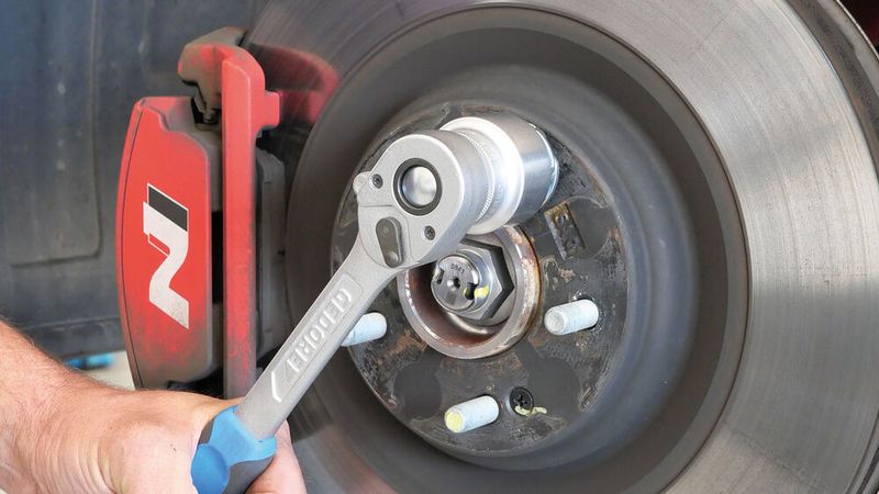 Der Antrieb des Werkzeugs erfolgt über eine gewöhnliche 1/2-Zoll-Ratsche. (Bild: Gedore)