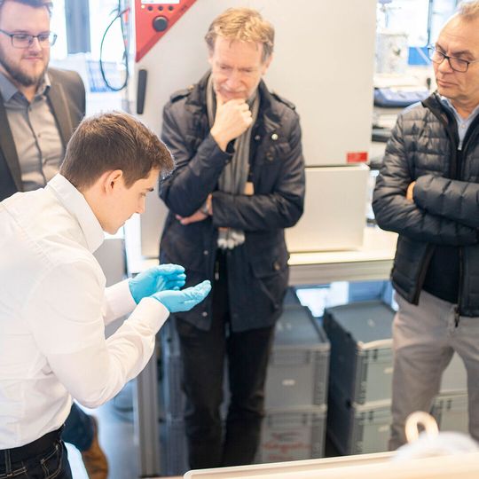 Über 20 potenzielle Katalysatoren konnten die Forschenden des Leuchtstoffwerkes und der Ruhr-Universität Bochum synthetisieren. (v.l.): Kai junge Puring, Dennis Blaudszun, Sven Rösler und Kai Wagner Über 20 potenzielle Katalysatoren konnten die Forschenden des Leuchtstoffwerkes und der Ruhr-Universität Bochum synthetisieren. (v.l.): Kai junge Puring, Dennis Blaudszun, Sven Rösler und Kai Wagner