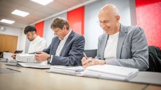 Unterzeichnen den Bauantrag (v.l.): Architekt Björn Harder, Inhaber Sebastian Loh und Immoloh-Geschäftsführer Frank Löhr. (Bild: Meta-Regalbau)