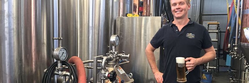 Karl Veiss, Eigentümer von Jindabyne Brewing, vor der neuen Zentrifuge Brew 20. (Bild:  Alfa Laval)