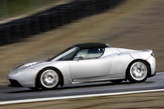 Der Tesla Roadster ist dagegen ein Spielzeug für Superreiche, bei dem auch noch niemand sagen kann, wie lange die Lithium-Ionen-Akkus halten. (Archiv: Vogel Business Media)
