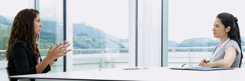 Florbela Costa (li.) im Gespräch mit Marina Hofstetter über die Entwicklung der Steuermotoren der Taumelscheiben des Marshelikopters.(Bild:  Matthias Böhm)