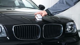 Über aktive Transponder (Tags) können beliebige Objekte in Echtzeit identifiziert, geortet und durch die Produktion verfolgt werden. (Bild: Ubisense)