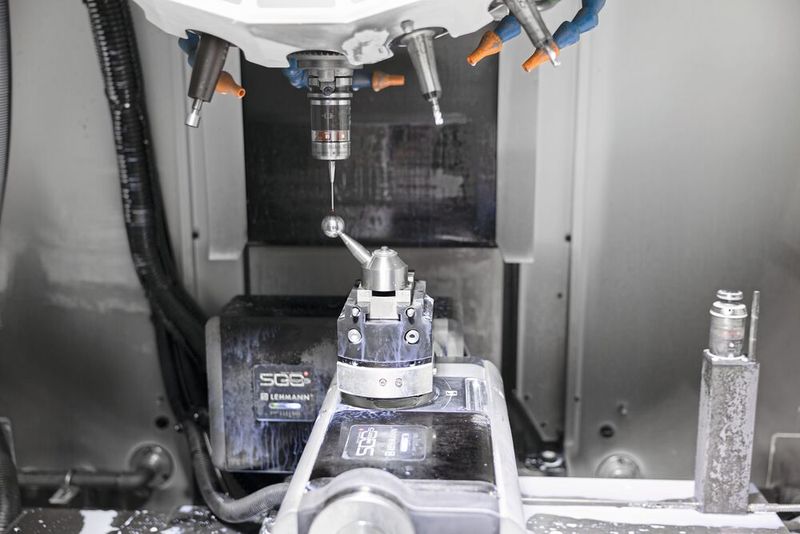 Neben den typischen Messaufgaben während der Bearbeitung werden die TC52-Messtaster auch mit der Blum-Software KinematicsPerfect eingesetzt. Die Software ermöglicht eine präzise Überprüfung, Dokumentation und Korrektur der Drehachsen der Rund- und Schwenktische. (Bild: Blum-Novotest)