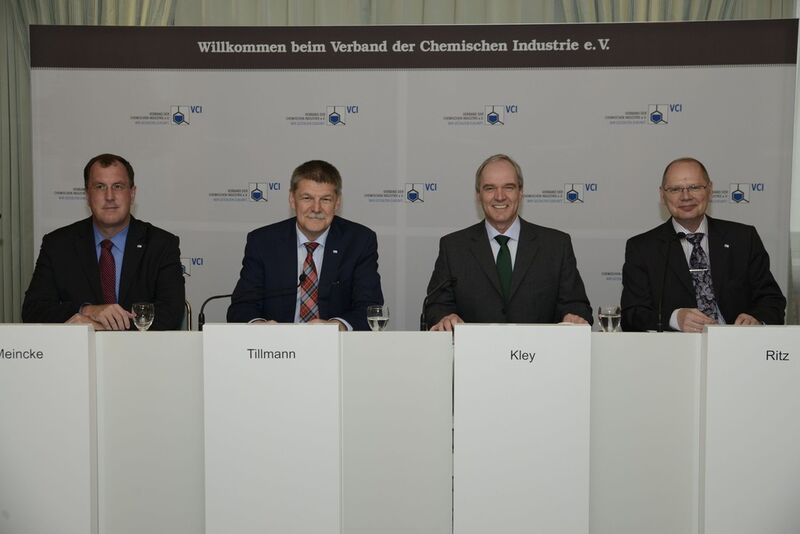 Auf dem Podium von links nach rechts: VCI-Chefvolkswirt Henrik Meincke; VCI-Hauptgeschäftsführer Utz Tillmann; VCI-Präsident Karl Ludwig Kley, VCI-Pressesprecher Manfred Ritz. (Bild: VCI / Mendel)