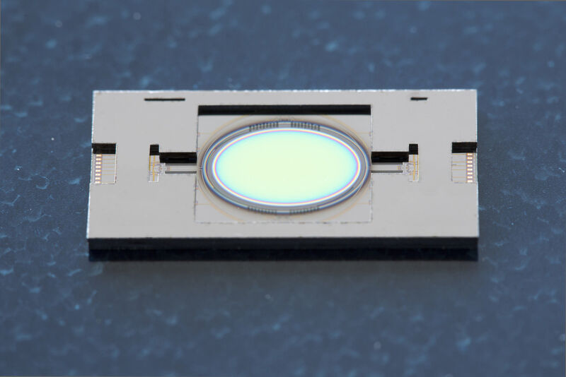 Die Mikrospiegel des IPMS sind 6 mal 8 mm groß und bieten mehr Fläche als herkömmliche Modelle. Damit lassen sich auch Laserstrahlen mit großem Durchmesser führen. (Bild: Fraunhofer IPMS)