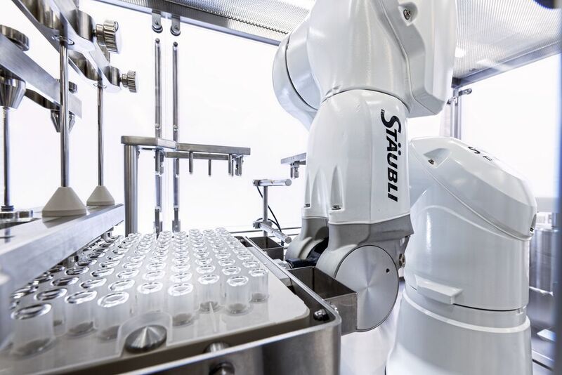 Der Stäubli-Roboter füllt die Hyaluronsäure in sterile Gefässe ab. (Siemens)