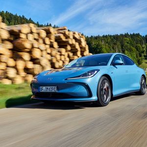 Der IM5 ist 4,93 Meter lang bei einer Höhe von 1,47 Metern.(Bild:  MG Motor)