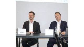 Julian Lübke, Head of Cubuslab Product und Cubuslab Mitgründer (l.) und Dr. Simon Bungers, CEO und Mitgründer von Labfolder, während der Labvolution-Pressekonferenz, auf der die beiden Unternehmen ihre Fusion bekannt gaben. (LABORPRAXIS/Ottleben)