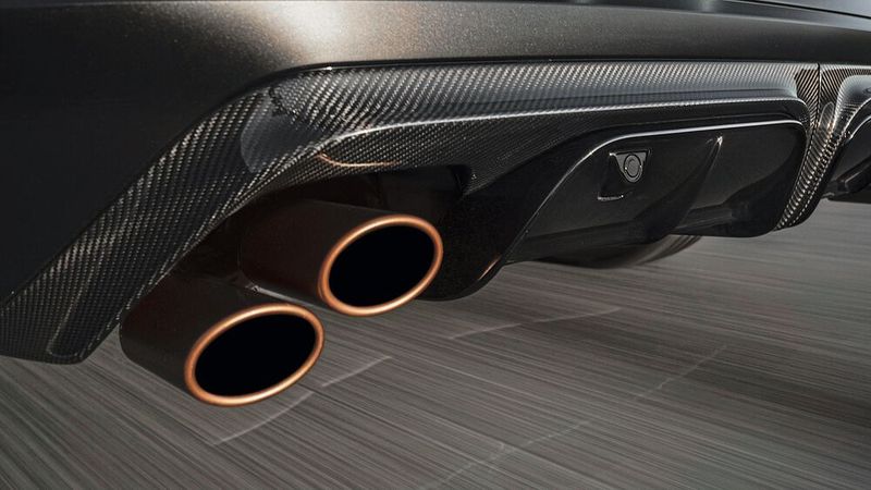 Die Emissionen von 390 PS müssen irgendwie aus dem Motor gelangen. (Bild: Seat)