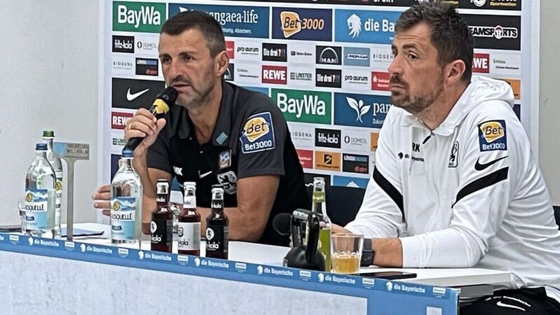 Pressekonferenz des TSV 1860 München im Schauraum des Autohauses Häusler – links im Bild Trainer Michael Köllner.