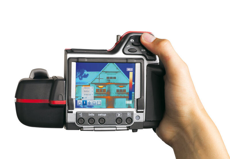 Flir-Infrarotkamera: Das Modell T335 liefert hochauflösende Infrarotbilder (76800 Pixel). Die integrierte Digitalkamera mit Beleuchtungslampe macht Beobachtungen und Inspektionen schneller und einfacher.  Bild: Flir Systems (Archiv: Vogel Business Media)