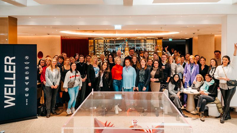 Die Begleitung besuchte die Champagnerbar des noblen KaDeWe-Einkaufszentrums... (Bild: Weller)