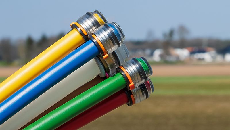 Teurer Planungsfehler beim Breitbandausbau: Der Landkreis Bautzen hat bei der Planung seines Breitbandausbaus veraltetes Kartenmaterial benutzt. Um Anschlüsse für die 5.900 vergessenen oder bisher nicht erfassten Adressen im gesamten Landkreis zu schaffen, hat der Kreis nachträglich ein neues Förderprojekt aufgelegt – mit geplanten Ausgaben von 83,3 Millionen Euro. Der nachträgliche Ausbau wird deutlich teurer als der vorige: Lagen in den ersten Projekten die durchschnittlichen Anschlusskosten pro Adresse bei rund 2.500 Euro, so fallen im nachgeschobenen Projekt durchschnittlich rund 14.000 Euro Anschlusskosten pro Adresse an. (Quelle: BdSt) (Gundolf Renze_stock.adobe.com)