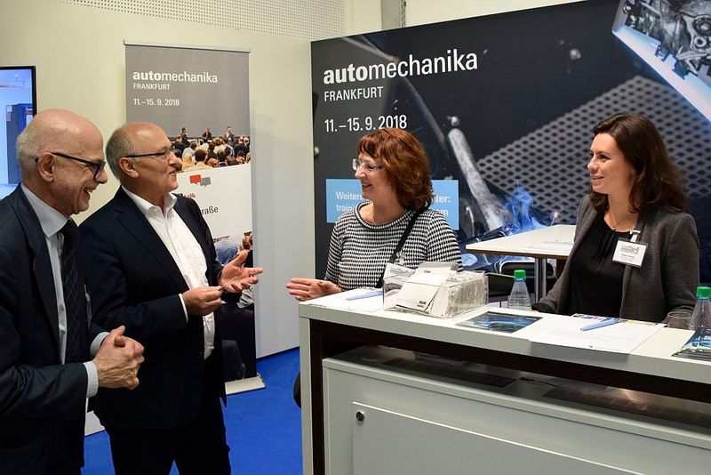 Vertauschte Rollen: Die Vertreterinnen der Automechanika als Aussteller auf den Würzburger Karosserie- und Schadenstagen. Die Unfallreparatur ist auch in wichtiges Thema auf der Werkstattmesse im September. (Jan Rosenow)