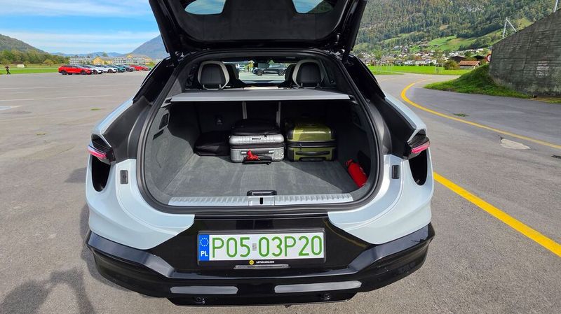 Nicht nur die Insassen haben Platz satt im Eletre X, sondern auch deren Gepäck. Der tiefe Kofferraum schluckt ordentliche 688 Liter. Die Kofferraumklappe öffnet sich weit nach oben. (Bild: Mauritz – VCG)
