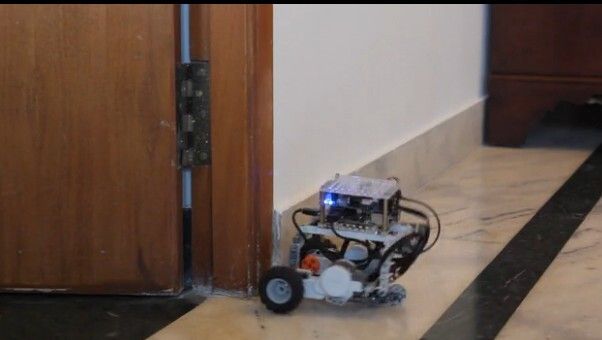 BrickPi-Gefährt in Aktion (Bild: Dexter Industries)