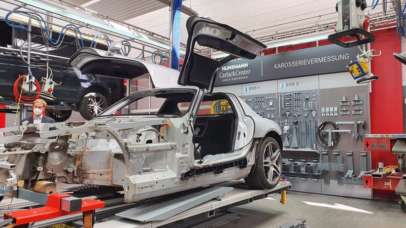 In der Karosserieabteilung gilt das Gleiche. Nicht jeder kann den Aluminium-Gitterrahmen eines SLS AMG instand setzen. (Bild: Schreiner/»kfz-betrieb«)